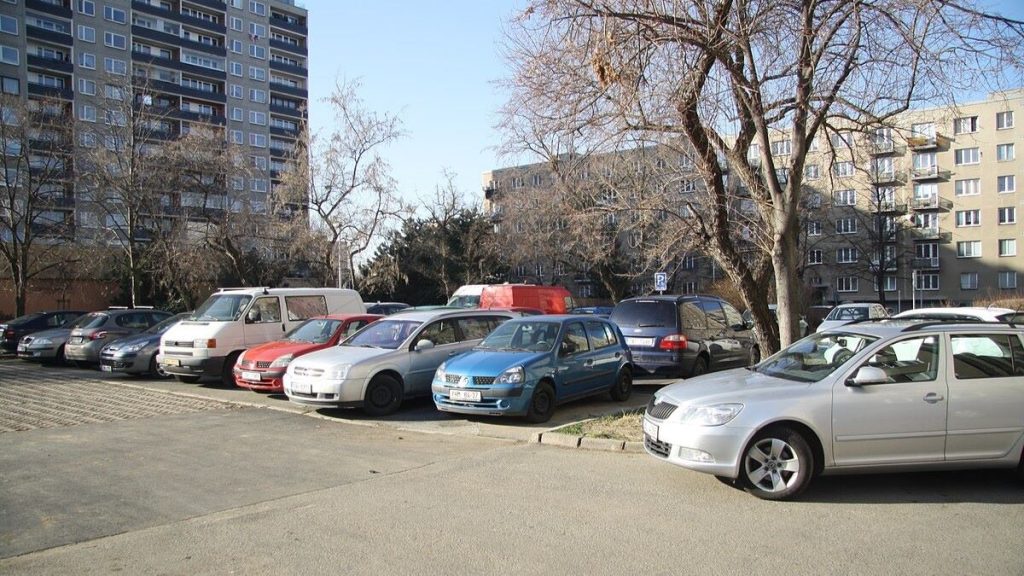 Tohle malé vozidlo po dědečkovi dnes může mít hodnotu půl milionu korun. Kdysi se mu smáli, dnes po něm šílí 3 auta parkoviste automobil auto