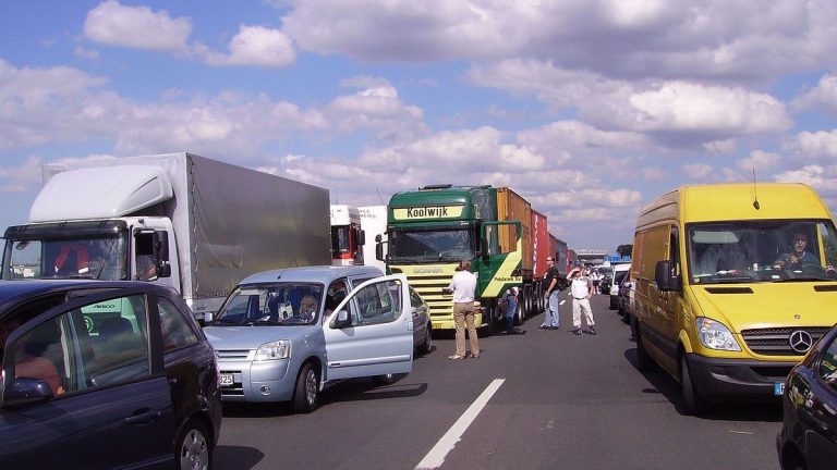 Spáchali jste tento přestupek? Čeká vás zákaz řízení v celé EU 1 auta zacpa silnice dalnice doprava