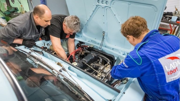 V autoservisech dochází stále častěji k podvodům. Automechanik prozradil, na co si dát pozor 1 auto oprava mechanik servis motor