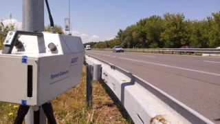 Nové radary na silnicích: Zjistí, jestli máme zapnutý pás, nebo používáme telefon za jízdy. Budou padat obří pokuty