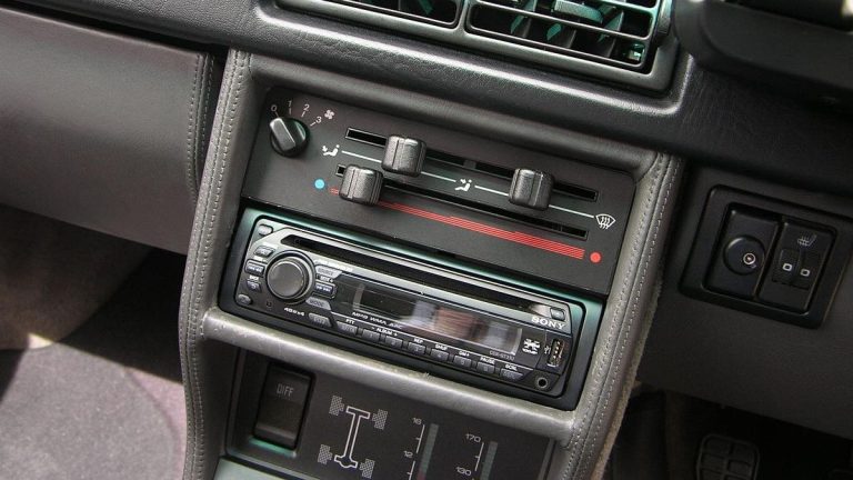 Zákon zní jasně: Kdo má ve svém autě rádio, musí platit poplatky. V opačném případě může padnout pokuta 1 auto radio autoradio palubni deska