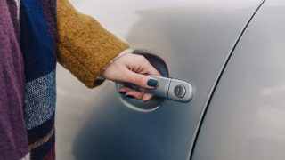 EU rozhodla: Dveře od auta budeme otevírat pouze tímto způsobem. Kdo to udělá jinak, ten bude mít velký problém