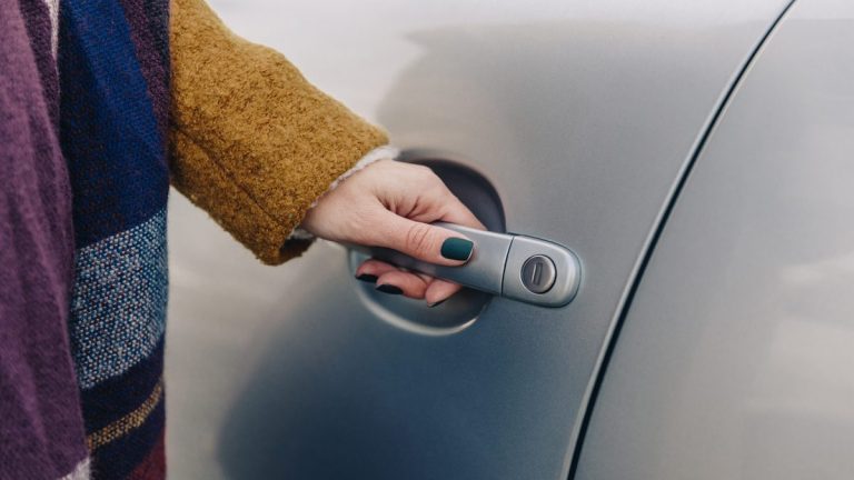 EU rozhodla: Dveře od auta budeme otevírat pouze tímto způsobem. Kdo to udělá jinak, ten bude mít velký problém 1 auto zena klika edited
