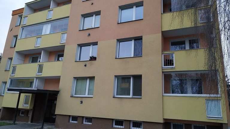 Češi, kteří nevpustí k sobě domů úředníka, přijdou během chvíle o peníze. Děje se to dnes a denně 1 byt panelak v cesku edited