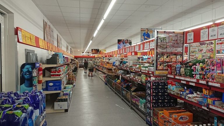 Známý obchodní řetězec rozdává potraviny zadarmo: Stačí splnit jednu podmínku 1 obchod supermarket nakup regaly