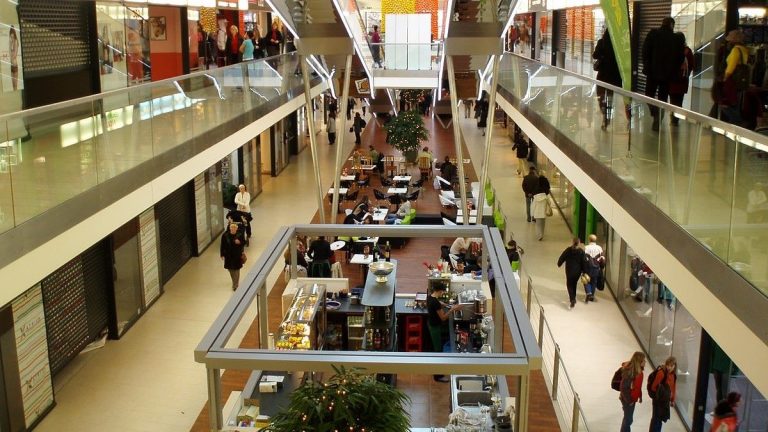 Obchodní domy si účtují peníze už i za základní lidskou potřebu. Zákazníci jsou vytočeni do běla 1 obchodni centrum nakupy obchody