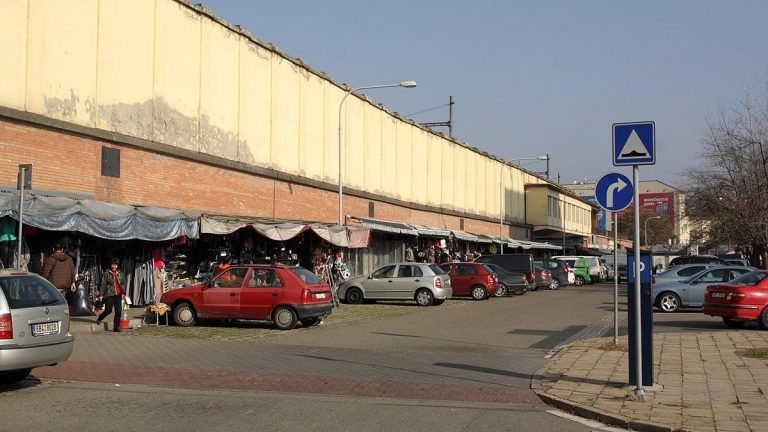 Známý obchodní řetězec dělá velké změny na parkovištích. Zákazníci budou překvapeni 1 parkoviste auta