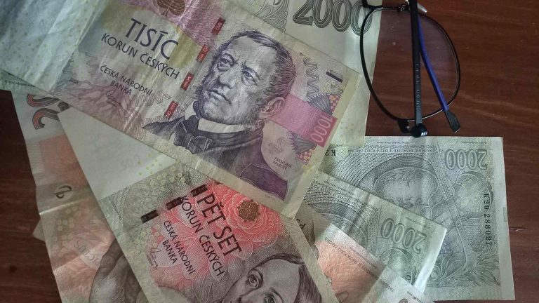 Někteří senioři budou od státu nově dostávat 13. důchod. Jsou z toho naprosto nadšeni 1 penize bankovky