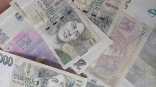Každý Čech dluží státu 322 170 Kč. Kdy a jak po nás budou chtít peníze zaplatit?