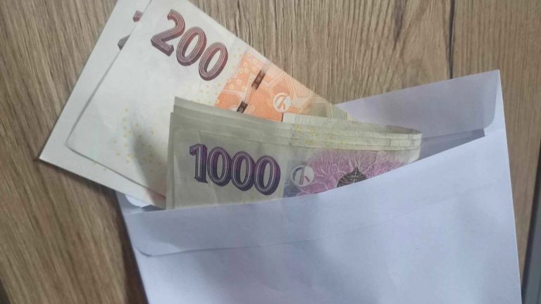 penize penize bankovky obalka