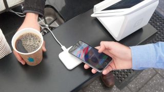 Hotovost a platební karty mají utrum: Obchody teď přichází s novou metodou placení