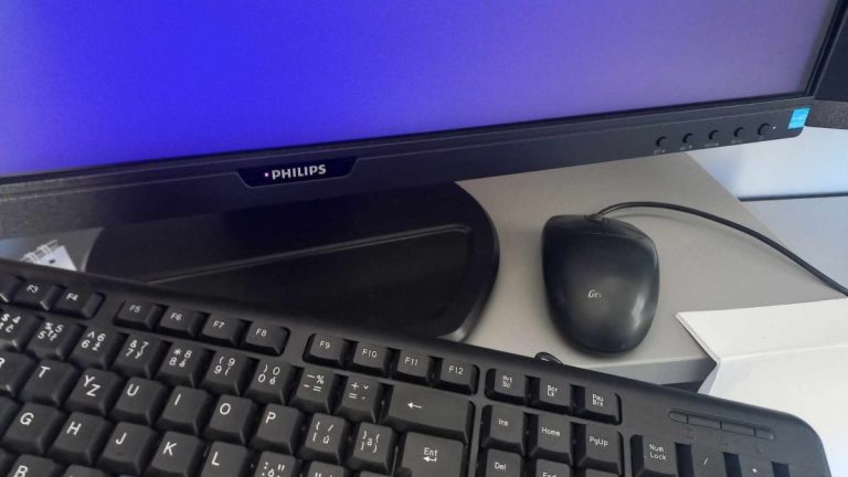pocitac pocitac klavesnice monitor mys
