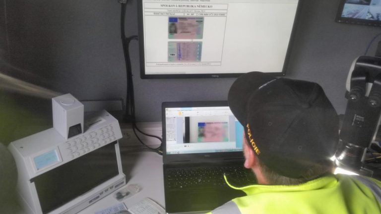Vlastní auto vás při spáchaní přestupku nahlásí policii. Systém už funguje v celé EU 1 policie pocitac identifikace