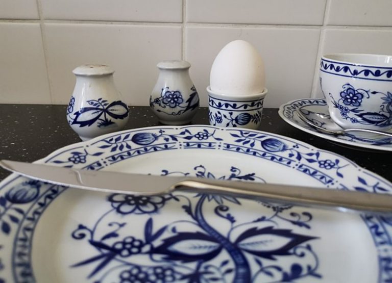 Staré talíře a hrnečky určitě nevyhazujte. Klidně můžou mít hodnotu přes 1 000 000 Kč 1 porcelan cibulak talir hrnek