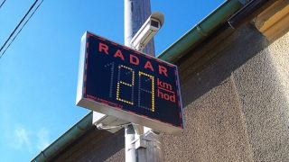 Nelítostný radar nedá řidičům spát: Pokud pojedete na padesátce 53km/h, bez diskuze dostanete pokutu
