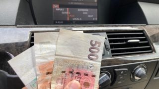 Stát dal jasně najevo všem řidičům: Pokud máte v autě rádio, budete platit poplatky