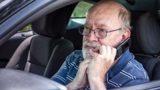 Auta budou jenom pro mladé lidi: Na důchodce se chystá podpásovka. Pokud rovnou odevzdají řidičáky, udělají líp