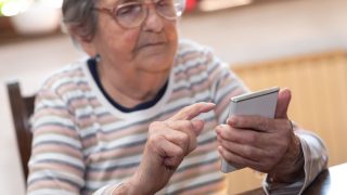 Zvedla jeden telefonát a během pár minut přišla o 400 000 Kč. Tohle se může ještě dnes stát i vám