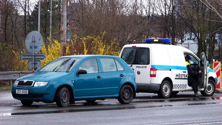 skoda auto zastaveni silnice jizda
