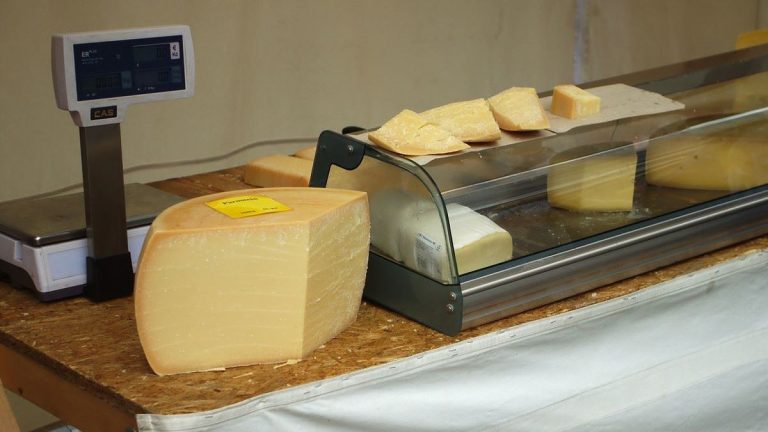 Stát rozhodl. Tyto sýry už si v supermarketech jako Albert, Penny nebo Lidl nekoupíte 1 syr syr pult