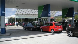 Vyrážíte na dovolenou autem? Víme, v kterých zemích ušetříte na benzínu a naftě