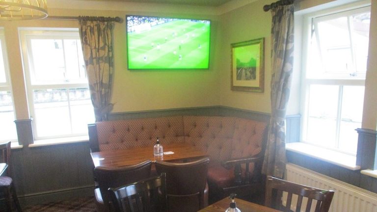 Koncesionářské poplatky pro ČT začne platit o dost víc lidí než doposud. Spoustu z nich to finančně zničí 1 televize hospoda restaurace fotbal