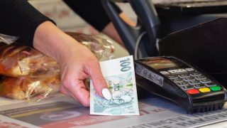 Konec oblíbené platební metody v Česku? Lidé se bouří, nebudeme mít jak zaplatit