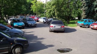 Jedna skupina řidičů bude za parkování auta na ulici platit obří poplatky. Druhá skupina nebude platit téměř nic