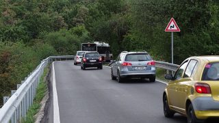 Za každý ujetý kilometr ve svém autě budou řidiči platit poplatek. Koho všeho se nová daň týká? Přinášíme odpovědi