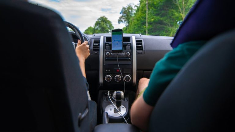 Používáte při jízdě v autě navigaci? Moc se o tom neví, ale teď se za to rozdávají brutální pokuty. Policie nemá slitování 1 auto navigace telefon edited