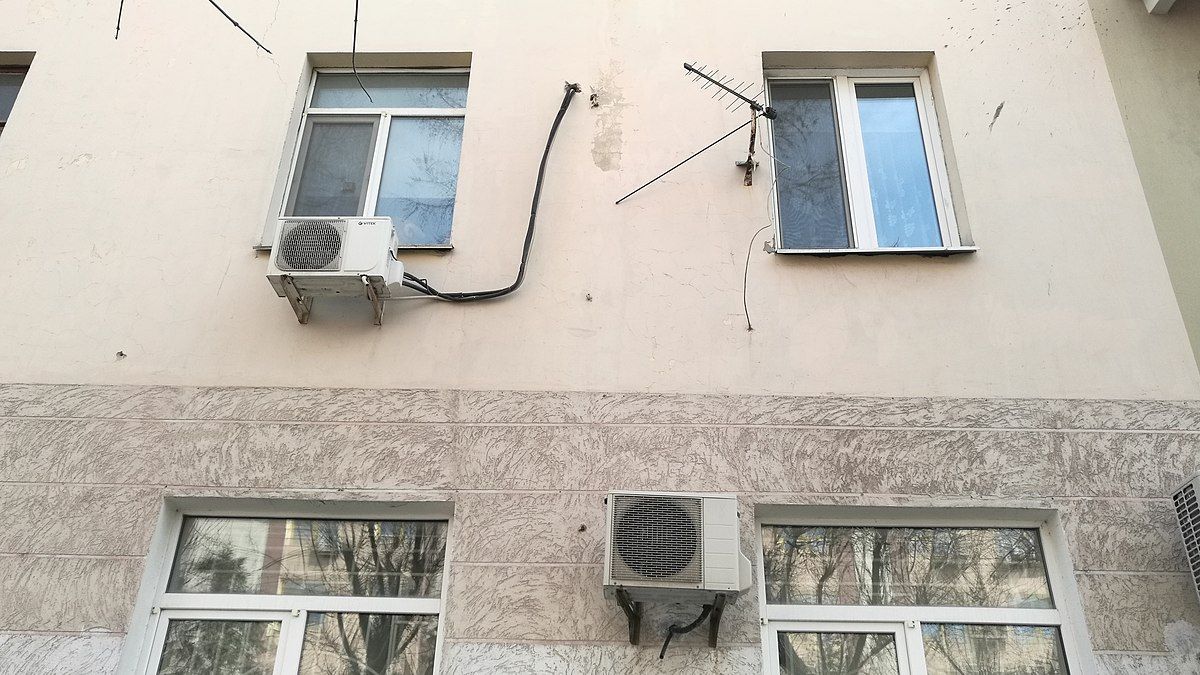 Stát rozhodl: Z fasád domů musí zmizet venkovní klimatizace. Jinak padne pokuta 20 000 Kč
