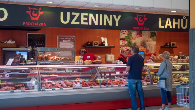 Kvůli EU náhle brutálně zdražilo oblíbené maso. Stihli jste si udělat zásoby? 1 maso masna reznik obchod