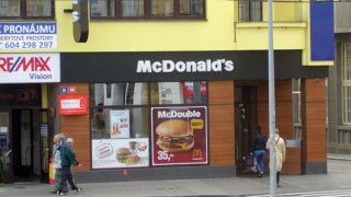 Zaměstnanci McDonaldu odhalili krutou pravdu o složení světoznámé pochoutky. Po přečtení se toho už v životě nedotknete