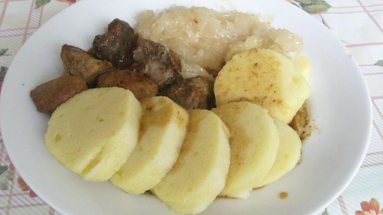 Hlavní jídlo v restauraci za 50 Kč: Kdo nechodí do těchto skvělých českých restaurací, ten přichází o spoustu peněz 1 obed jidlo knedlo vepro zelo knedliky stravovani
