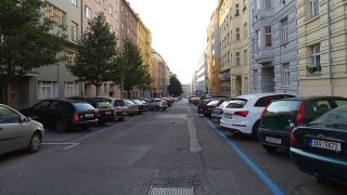 Za zaparkované auto na ulici před barákem zaplatí povinně každý řidič 25 Kč denně: Nenažranost měst a obcí nezná mezí