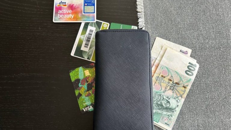 Oblíbené platební karty definitivně skončí. Brzy s nimi nikde a nic nezaplatíte 1 penezenka penize bankovky karty karta