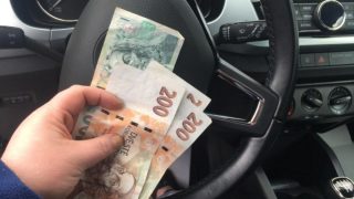 Děláte tohle během řízení auta? V roce 2024 vám za to nově hrozí pokuta až 10 000 Kč