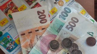 Stát rozhodl: Konec slev pro jednu skupinu Čechů od 1. ledna 2024. Dotkne se to i vás?