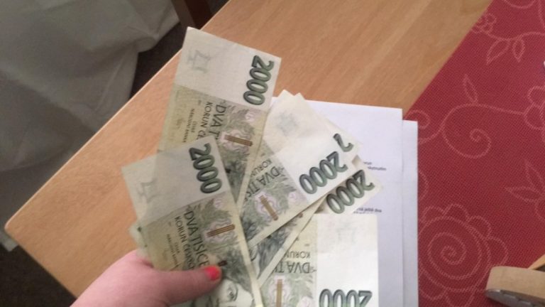 penize tisice stul obalka