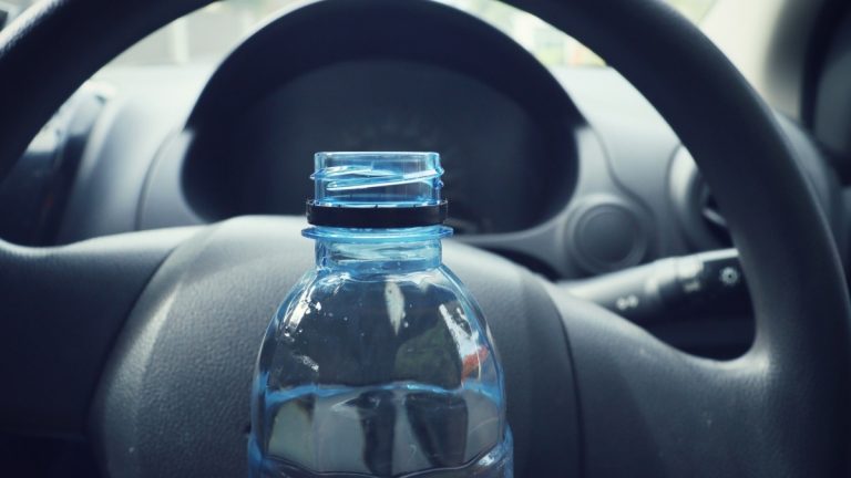 Každý, kdo si v létě 2024 nechá v autě PET lahev, riskuje tučnou pokutu. Výjimky nebudou 1 pet lahev auto volant