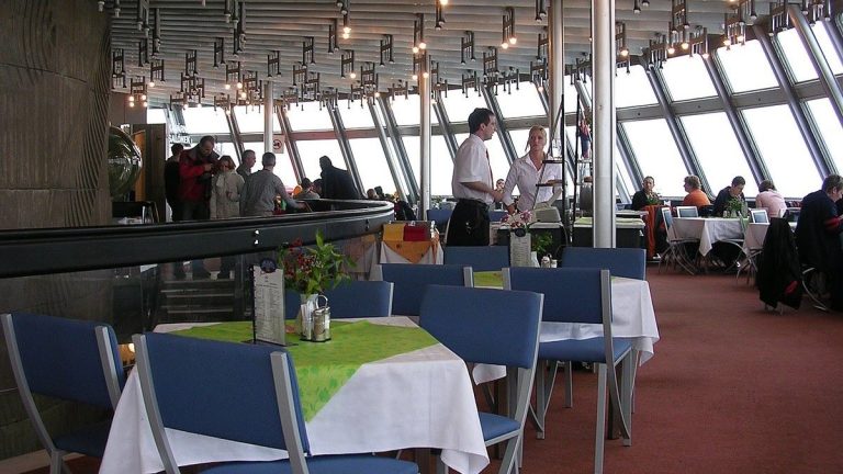 120 000 Kč na stůl, jinak vypadni: Přidrzlí hospodští mají nový trend. Kdo nedá dost velké dýško, ten se v restauraci už nikdy nenají 1 restaurace hospoda