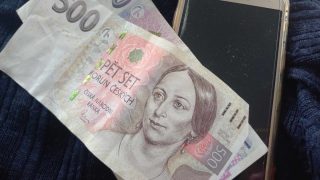 1432 Kč poputuje do kapes všem lidem, kteří vlastní tento typ telefonu. Výrobce udělal chybu, teď to chce vyžehlit