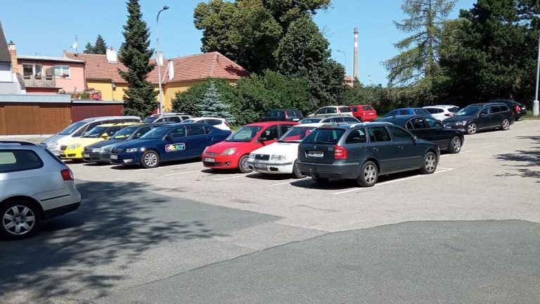 auta parkoviste auto