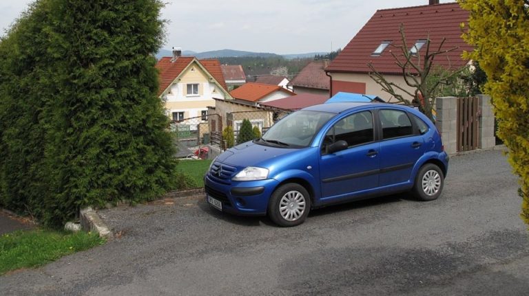 auto automobil dum vesnice