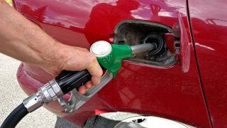 Pozor: Na těchto benzínkách je zákaz natankovat si vlastní auto. Za porušení zákona hrozí pokuta až 11 300 Kč