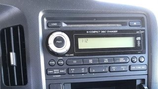 Kdo má v autě rádio, musí státu odvést povinný poplatek. Pokud to neuděláte, přijde vám pokuta 5 000 Kč