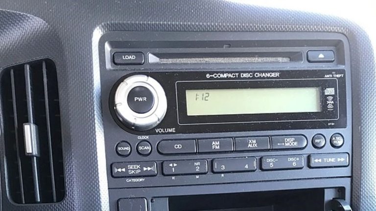 Stát rozhodl: Kdo má v autě rádio, bude platit poplatky 1 auto radio
