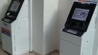 Vybíráte si peníze z bankomatu? Hrozí, že kvůli tomu v létě 2024 přijdete o spoustu peněz. Ve hře je brutální poplatek