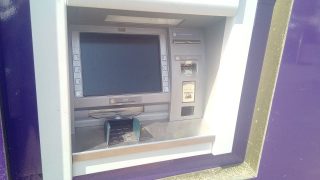 Jediný výběr z bankomatu vás může vyjít na 250 Kč. Je dobré být obezřetný, naletět může kdokoliv
