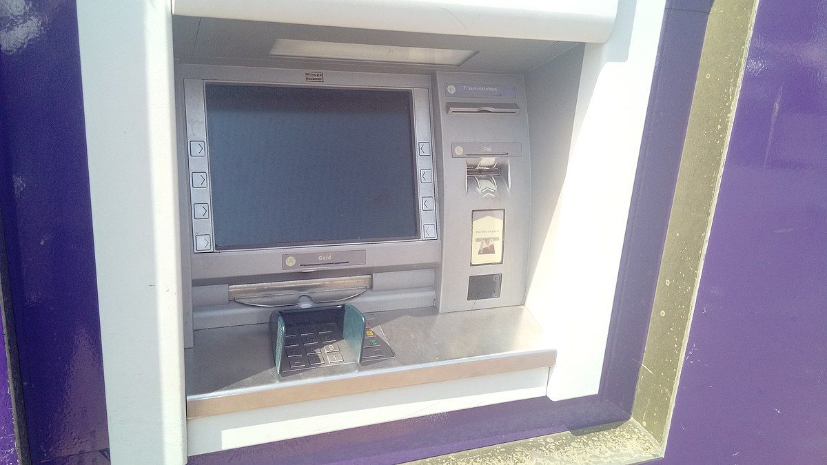 Jediný výběr z bankomatu vás může vyjít na 250 Kč. Je dobré být obezřetný, naletět může kdokoliv
